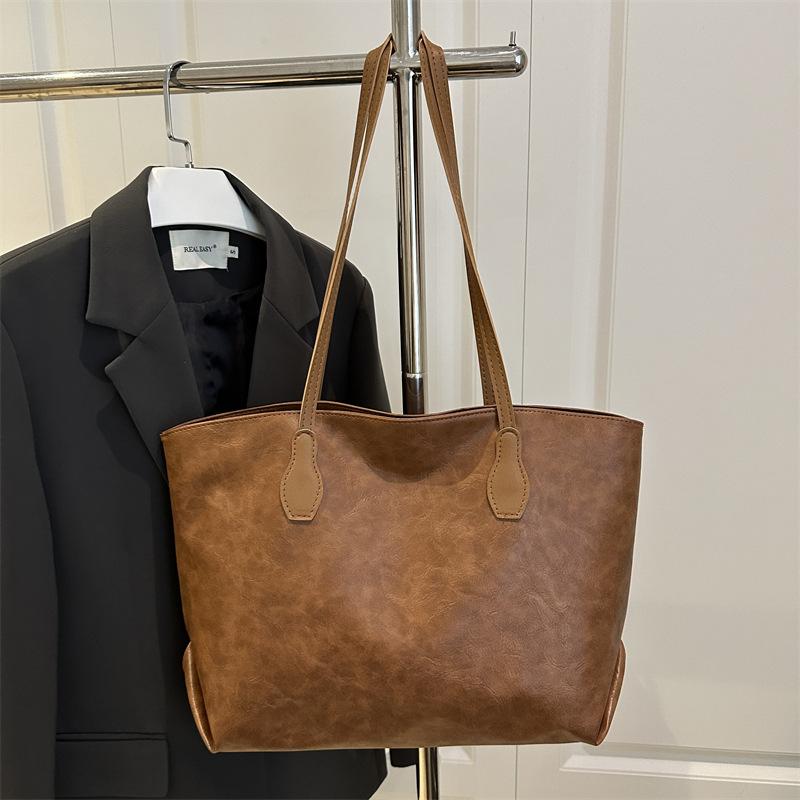 This year, it is popular, beautiful, oily, commuter, retro 2025 autumn new, foreign style, shoulder and underarm portable tote bag.