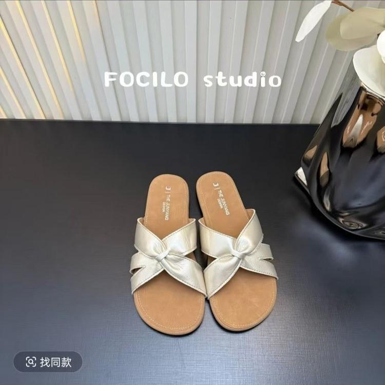 

Silver high-end fashion slippers women s outerwear 2025 summer new non-slip flat bottom cross word beach sandals 40 шампанского