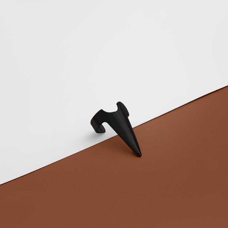 

Трендовое геометрическое кольцо в стиле Росомахи: Стильный, креативный, смелый дизайн