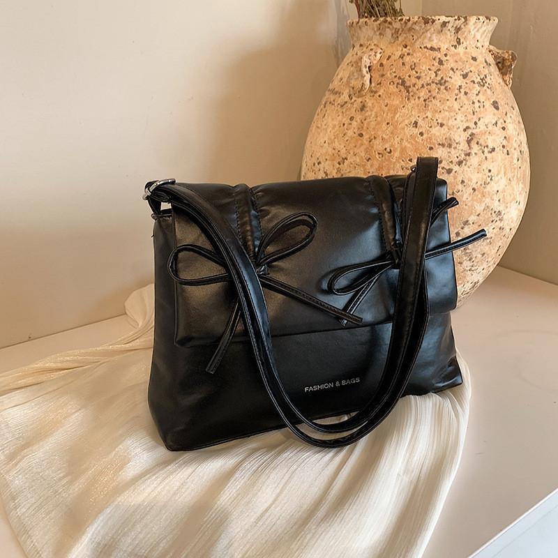 Big Capacity Women's Bag 2024 New Style Chic Spring Aesthetic Personality Crossbody Bag Fashionable Commuting Single Shoulder Armpit Bag Black