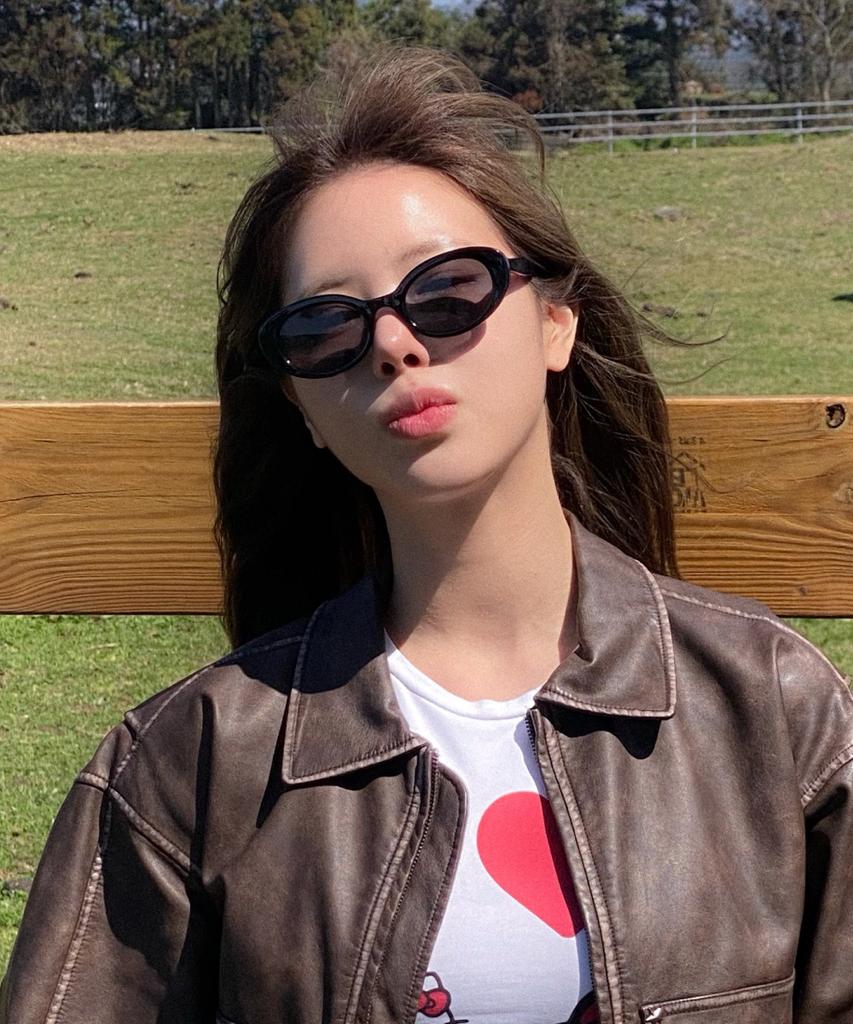 Hangeul Oval Sunglasses Black