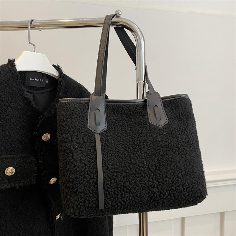 

Осенне-зимняя плюшевая сумка большой вместимости женская 2025 новая повседневная универсальная плюшевая сумка на одно плечо текстурированная сумка-тоут для通勤 чёрный