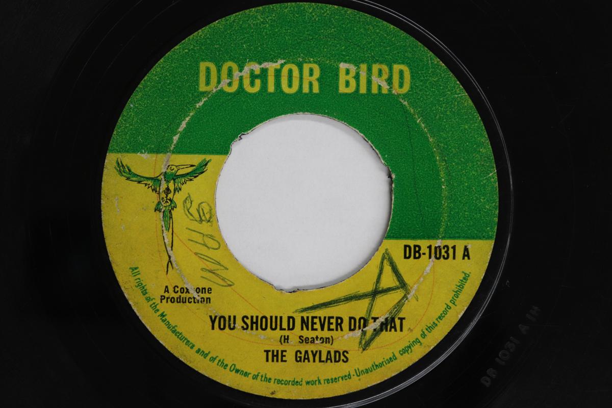 

7-дюймовая пластинка GAYLADS / WINSON DELANO STEWART - Так никогда не следует делать / Я не DB1031 Doctor Bird 1964 UK Регги, Ска и Даб Б/У
