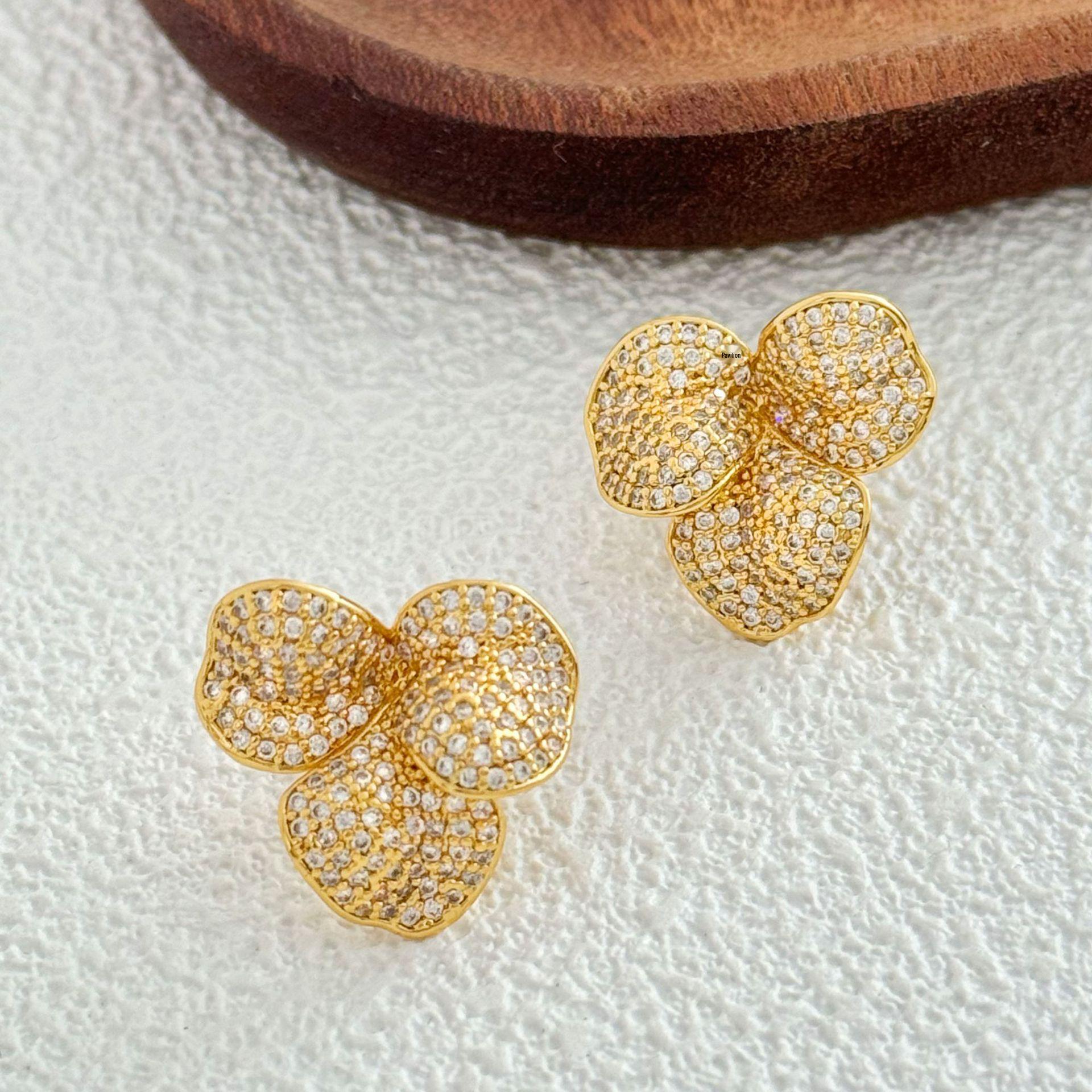 

High-End S925 Silver Petal Diamond Stud Earrings for Women – Luxurious, Sparkling Ear Jewelry