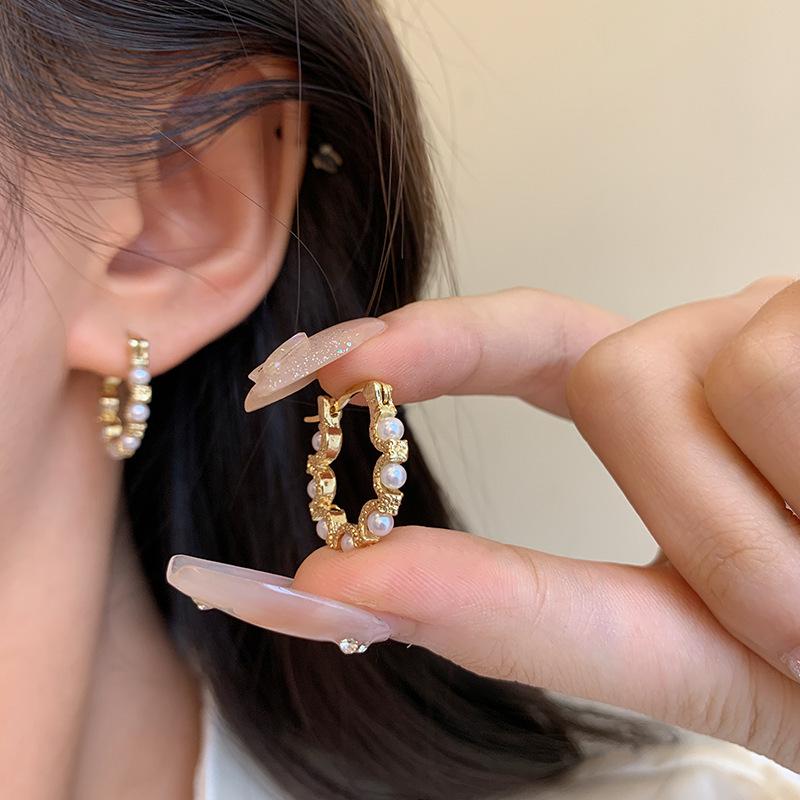

Elegant and Sparkling Ruyi Buckle inlay Diamond Pearl earrings for women Simple Commuting Classic Earring Hoop Wedding Jewelry