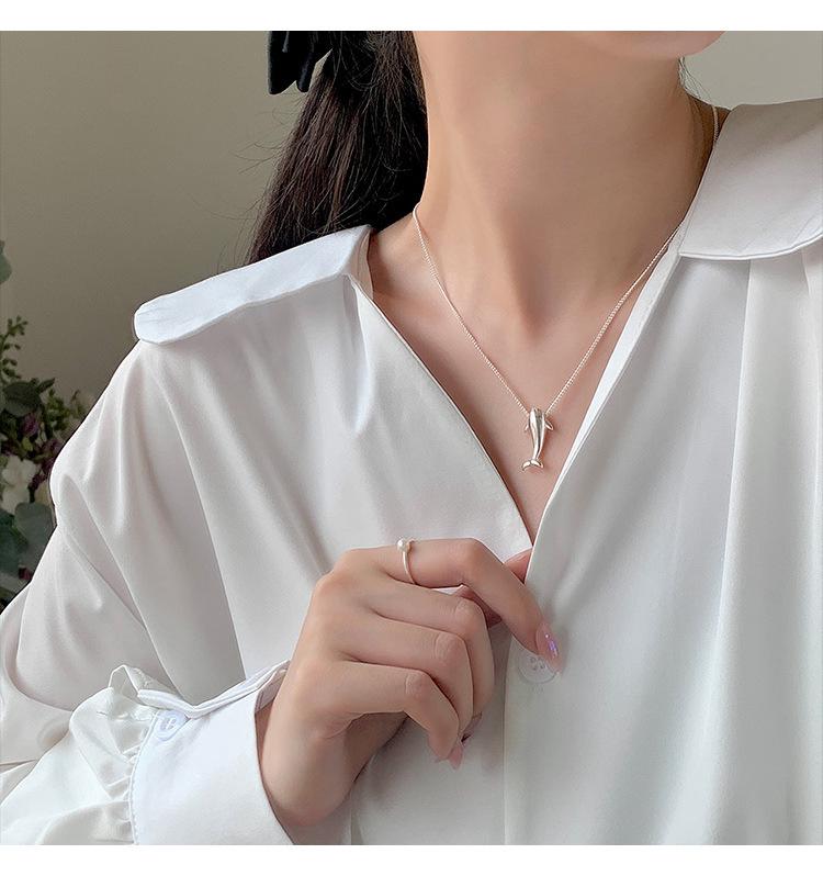 Cartoon Dolphin Pendant Necklace for Women - Small, Lightweight, Fashionable, Niche Design, High-End Clavicle Chain.