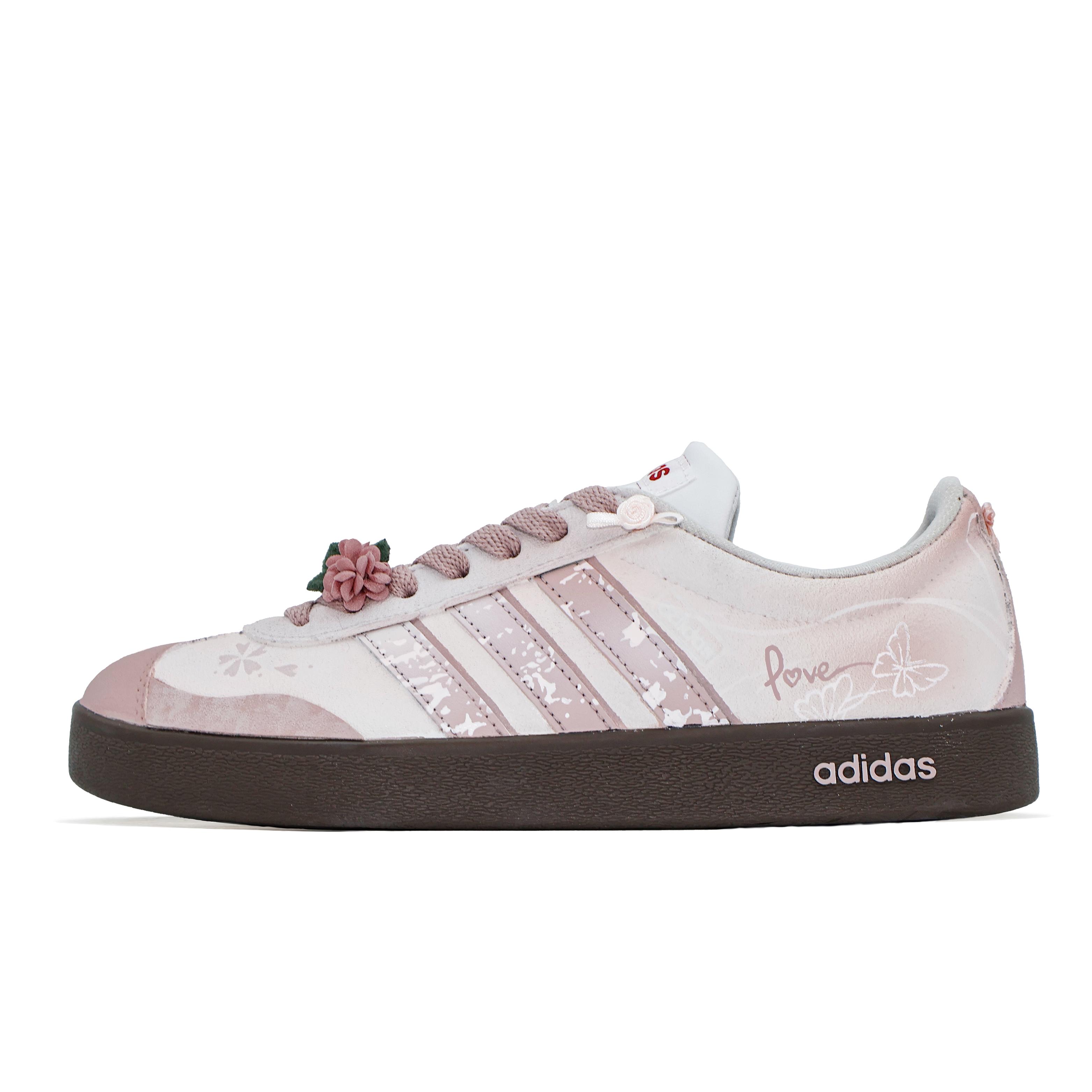 Adidas Pink Butterfly Loves Flower, MONE Manufacturing Scarpe da Skateboard Basse Unisex Rosa HQ1802(Team177-) cm