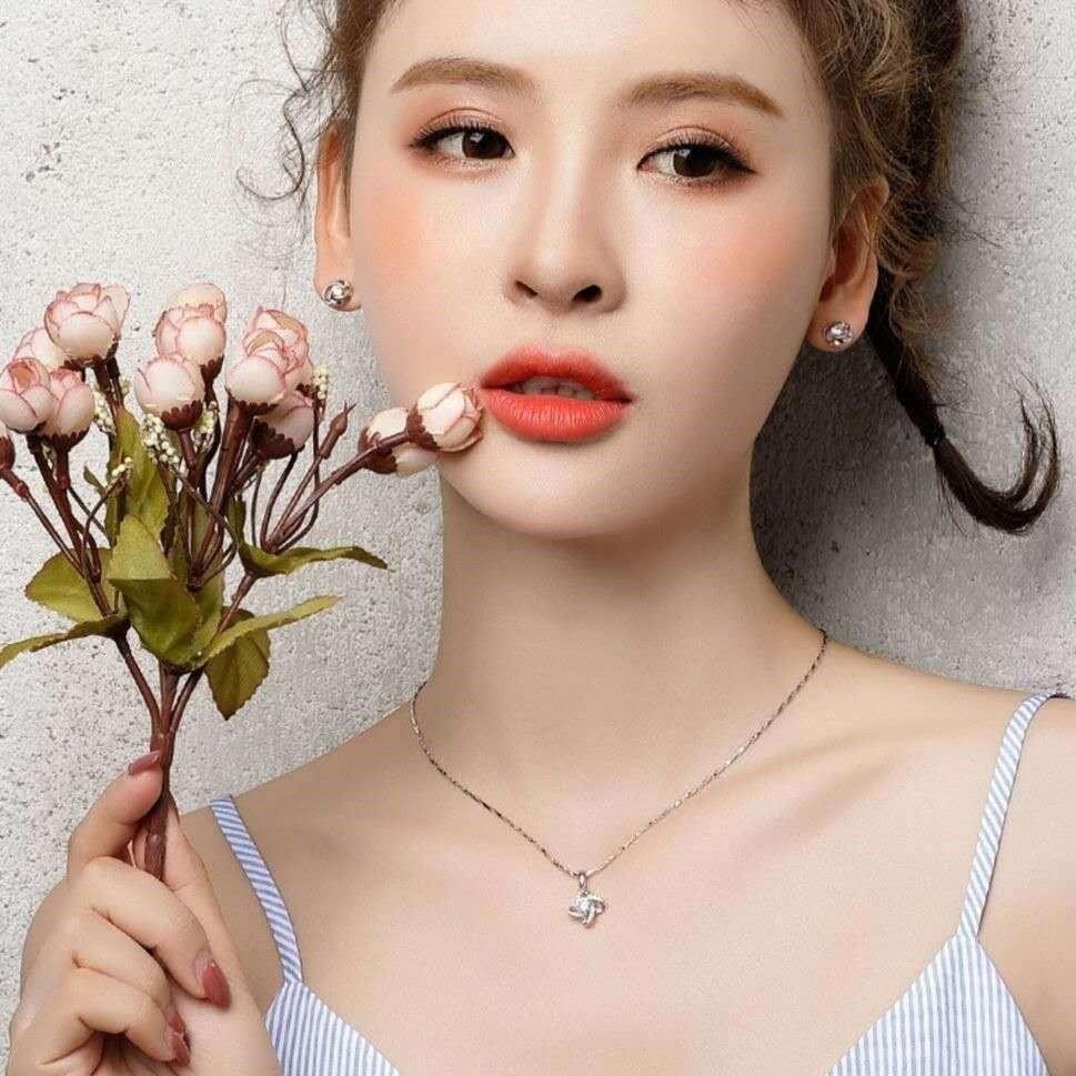 Fashion Four-Leaf Clover Imitation Moissanite Diamond Pendant Necklace