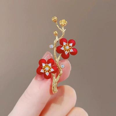 Squisita Spilla a Revers Cheongsam con Fiore di Prugno Rosso - Elegante Spilla da Abito da Donna in Stile Cinese