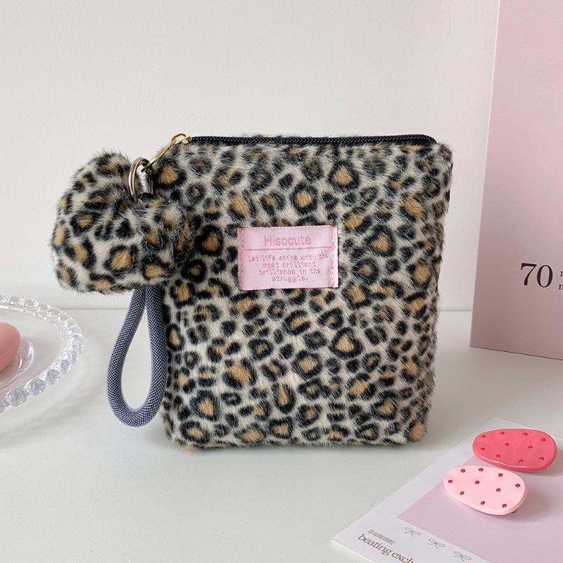 Winter Vintage Hand-held Plush Leopard-print Makeup Bag for Girls, Portable Skincare Storage Bag for Students, Small-sized Toiletry Bag for Students