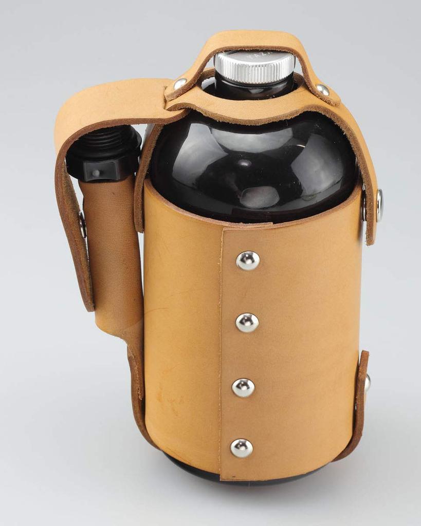 Kijima Motorcycle Parts Bottle Gasoline Carrying Bottle with Holder B09 Tan Leather 900cc W90 x D90 x H198mm HD-04167