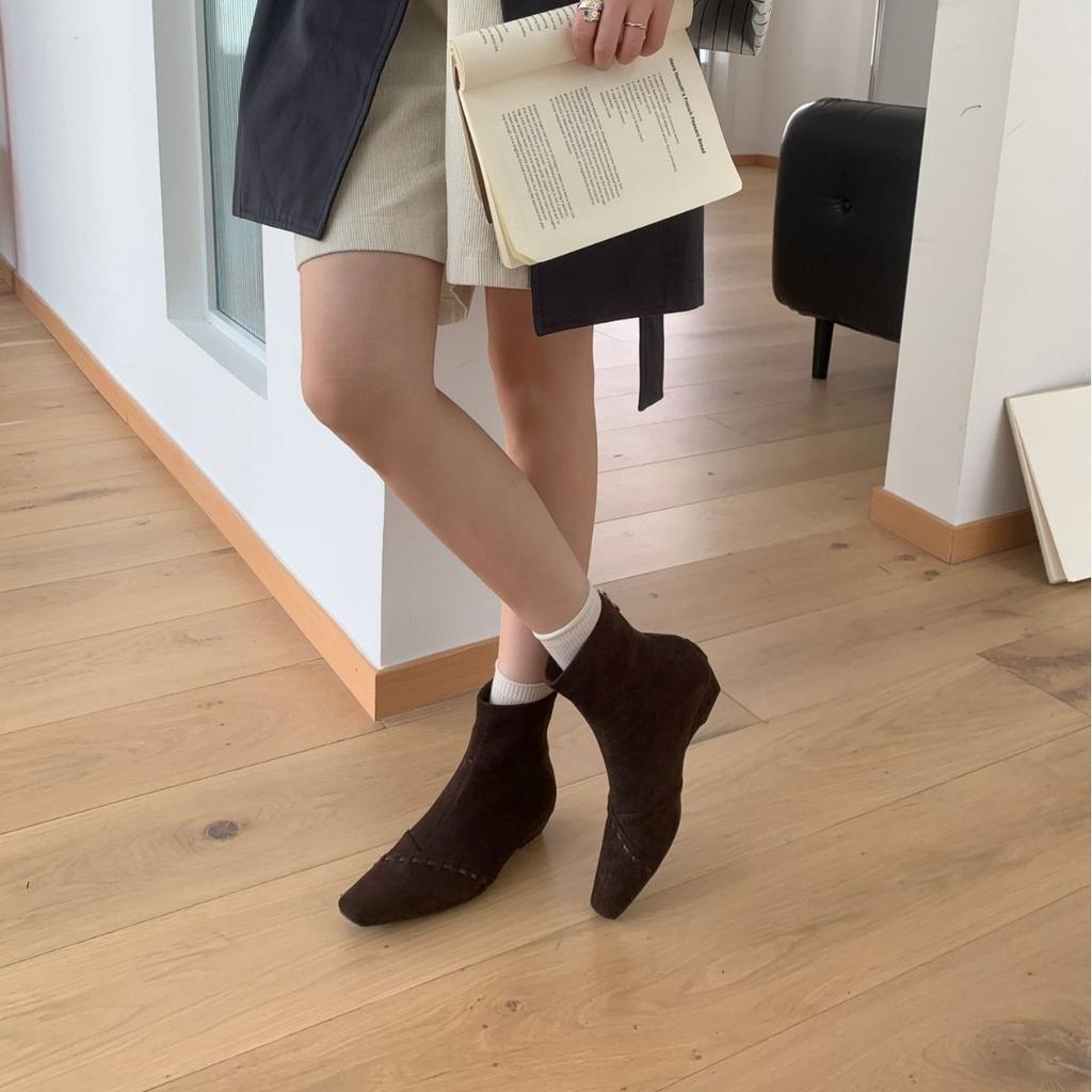 2025 Autumn and Winter New Temperament Square Head Short Slope Heel Chelsea Thin Niche Low Tube Woven Women's Short Boots