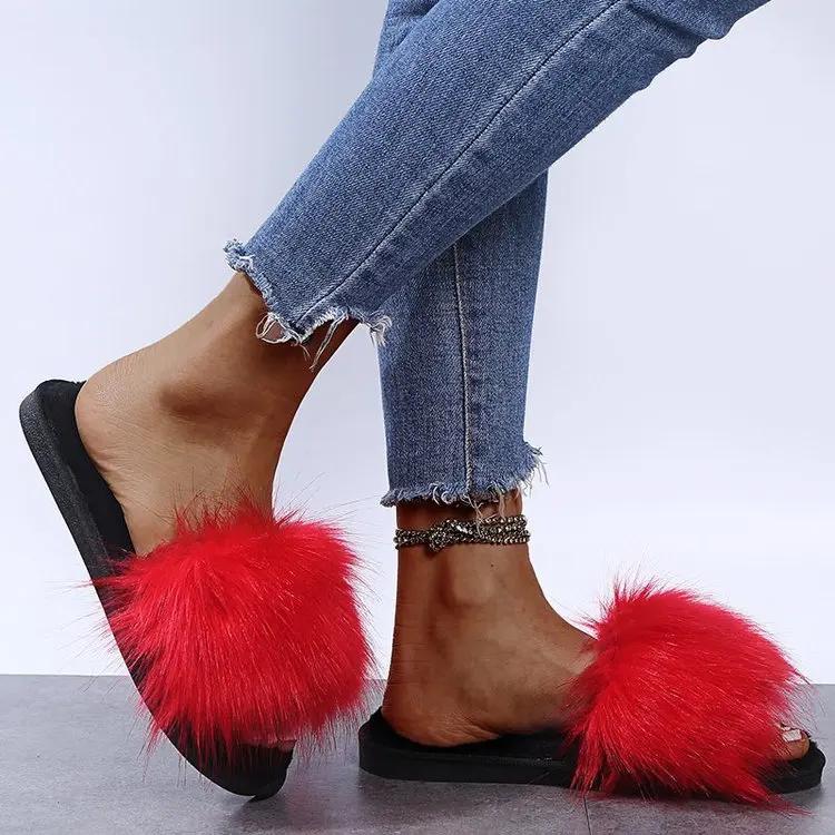 Fashion New Women Slippers 2025 Summer Slip on Flat Sandals Luxury Casual Lightweight Shoes Trend Beach Roman Slippers Home Slides Women