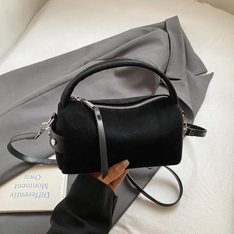 Новые ретро-сумки-подушки Модные нишевые дизайнерские сумки Высококачественные матовые сумки через плечо Популярные европейские и американские повседневные сумки 19x9x10.5cm чёрный