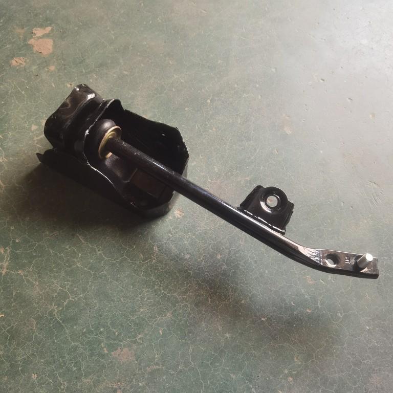 For Wuling Sunshine Rongguang Rongguangs Stabilizer Bar Assembly Support Assembly Front Swing Arm Bracket Sunshine6388 left