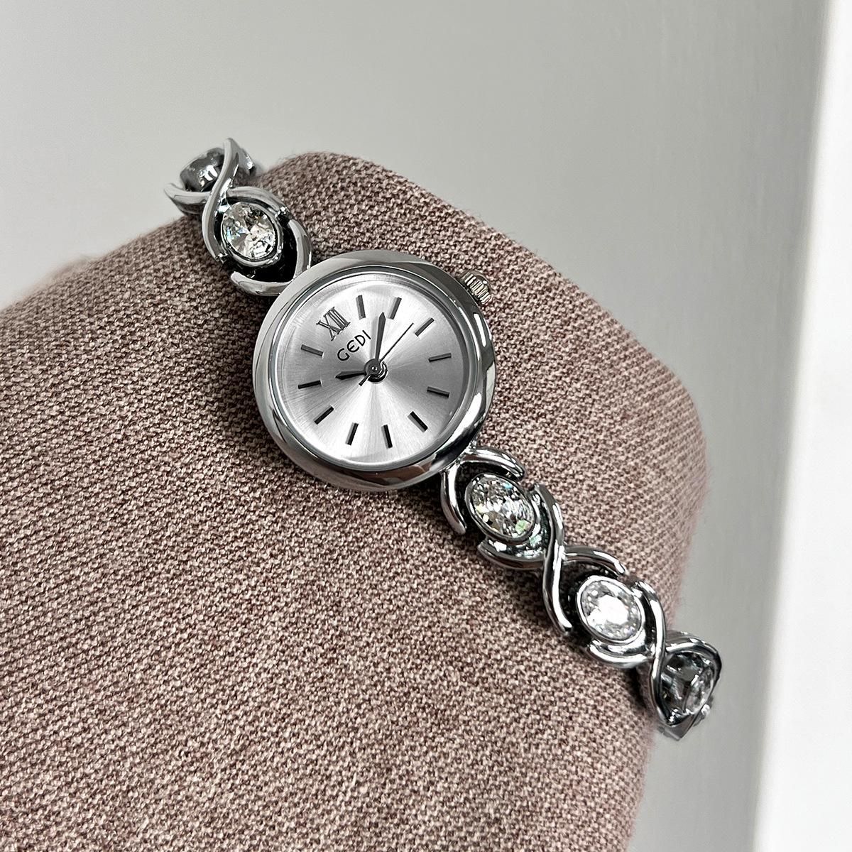 Fashion Accessorie Women's Light Watch Luxury Niche Design Bracelet Watch Exquisite Fashion Quartz Watch