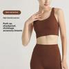Sportweste im europäisch-amerikanischen Stil mit gekreuztem Rückenausschnitt: Stoßdämpfender Sport-BH mit Raffung & hautfarbenes Yoga-Top für Damen