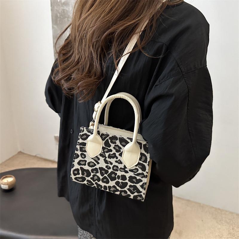 Stylish Vintage Casual Summer Crossbody Bag For Women With Chic Design And Luxurious Pu Material