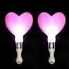 Kort Glow Stick med Hjärtformad Flerfärgad LED-lampa för Konserter Festivaler Fester Plast Ljusleksak med Knappbatteri