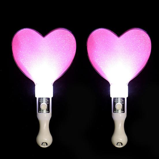 Kort Glow Stick med Hjärtformad Flerfärgad LED-lampa för Konserter Festivaler Fester Plast Ljusleksak med Knappbatteri