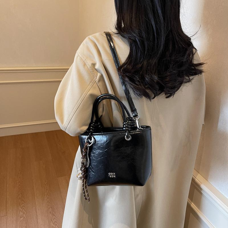 Solid Color Texture Retro Small Bag Women 2025 New Trend Shoulder Messenger Bag Portable Bucket Bag