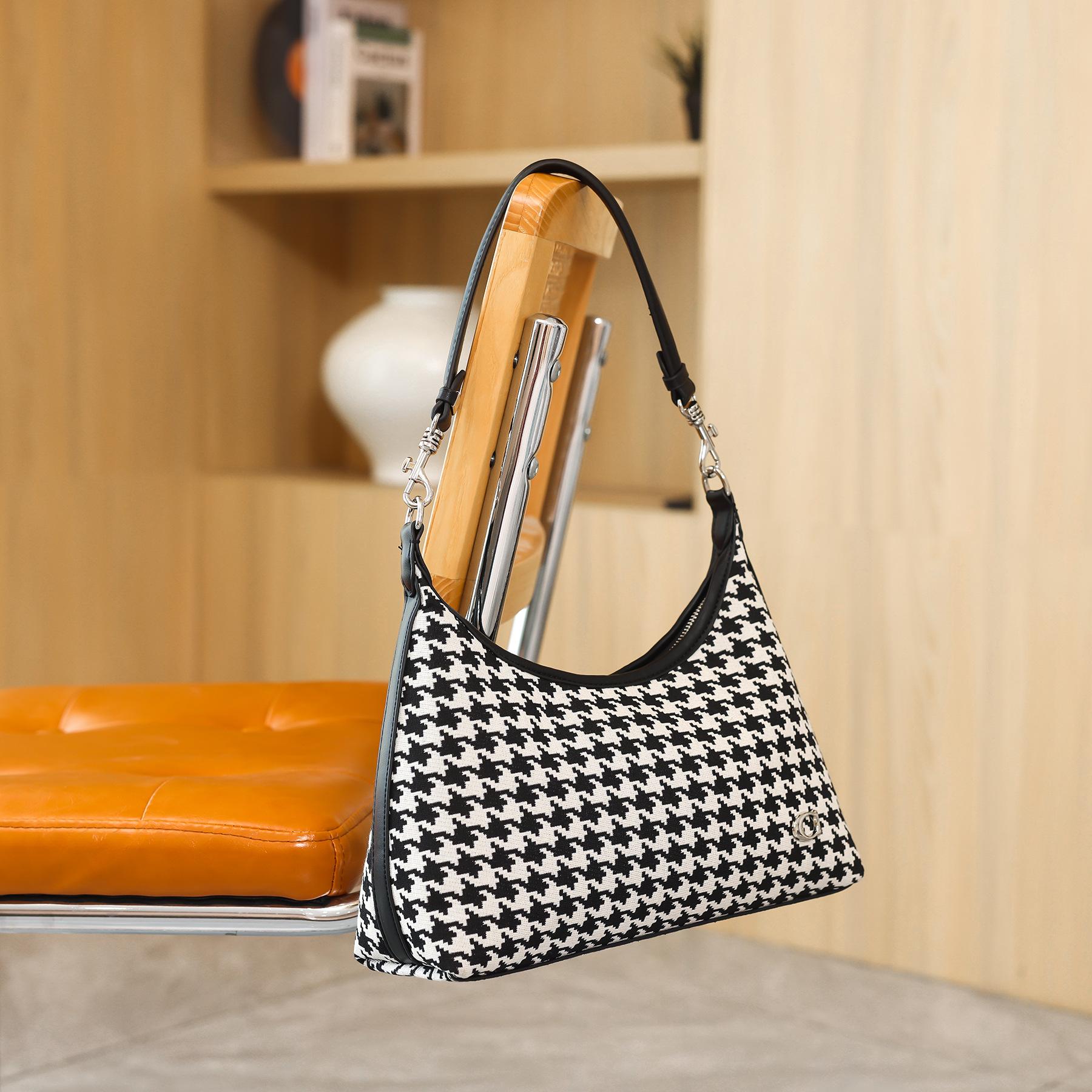 2024 New Autumn/Winter Houndstooth Underarm Bag, Niche High-End Fashion Versatile Canvas Shoulder and Crossbody Women s Bag чёрный