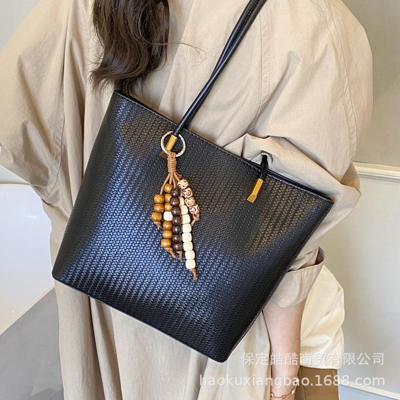 Retro Bag Women's Large-capacity 2025 New Autumn and Winter Versatile Shoulder Bag Is Popular This Year, Textured Commuter Tote Bag