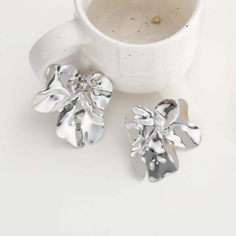 Vintage Metal Pleated Leaf Stud Earrings For Women Exaggerated Gold Irregular Petal Piercing Earring Party Ear Accessories