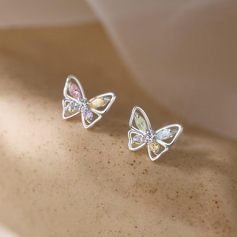 European & American Retro French Luxury Stud Earrings, Fashionable Women's Commuter Earrings, 2025 New Collection.