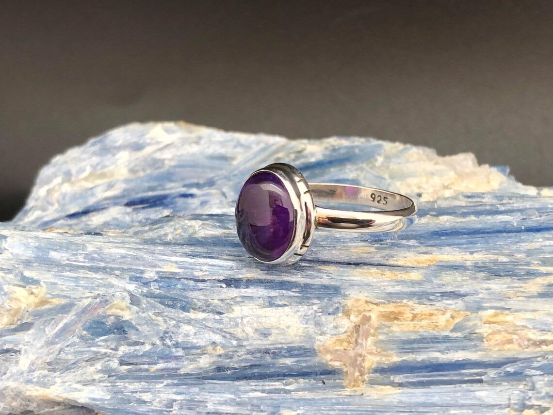 

Кольцо с фиолетовым аметистом // Серебряное кольцо с аметистом // Серебро 925 пробы // Простая овальная оправа с гравировкой // Кольцо с аметистом 5 фиолетовый