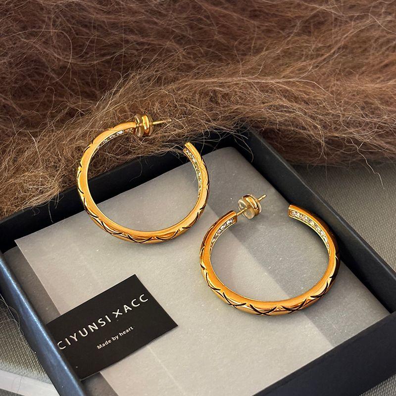 

Western Classy Style Diamond Plaid Big Hoop Earrings Female Accessible Luxury Special-Interest Design Fancy Stud Earrings Vintage Ear Jewelry Gold diamond pattern large hoop earrings
