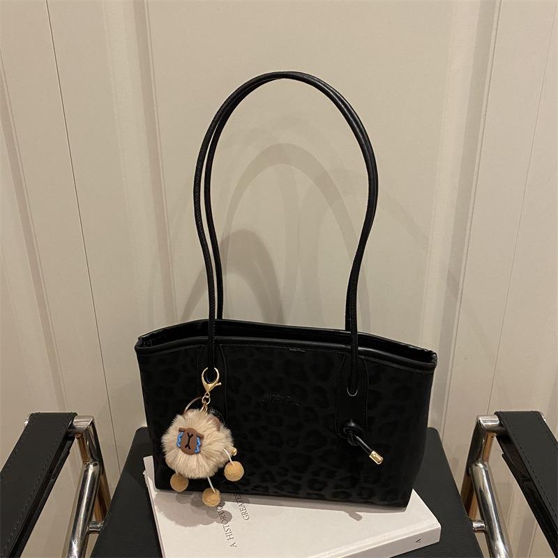 Retro commuter large-capacity underarm bag women's new fashion shoulder bag simple personality portable tote bag