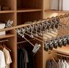Moderner Edelstahl-Hosenbügel mit rutschfesten Klemmen für die Organisation der Kleidung zu Hause