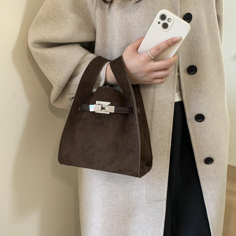 This year's popular small bags are women's autumn and winter versatile 2025 new retro messenger bags Korean version portable bucket bags