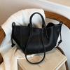 European and American retro light luxury portable bucket bag 2026 new fashion simple commuting large capacity shoulder armpit bag