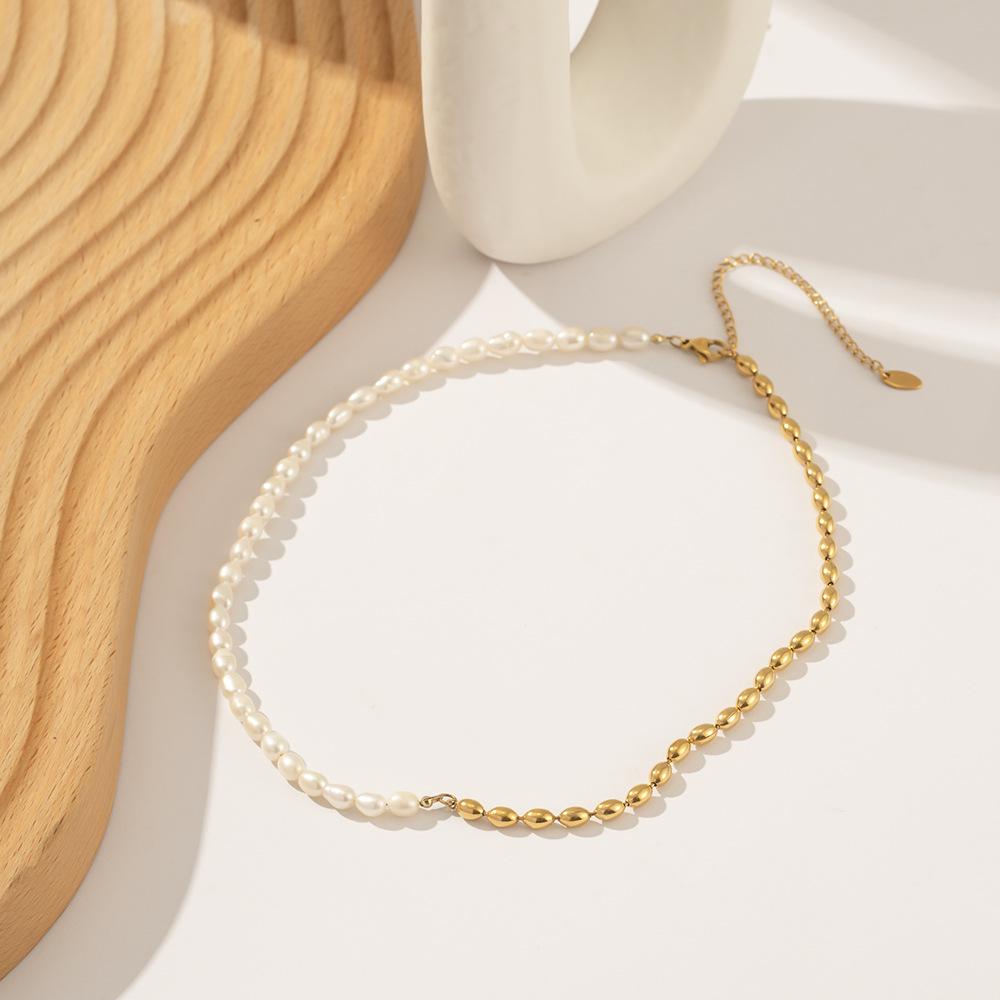 Retro Hong Kong-Inspired Exquisite Women's Bracelet: 18K Gold Titanium Steel with Zircon Square Pendant Beads.
