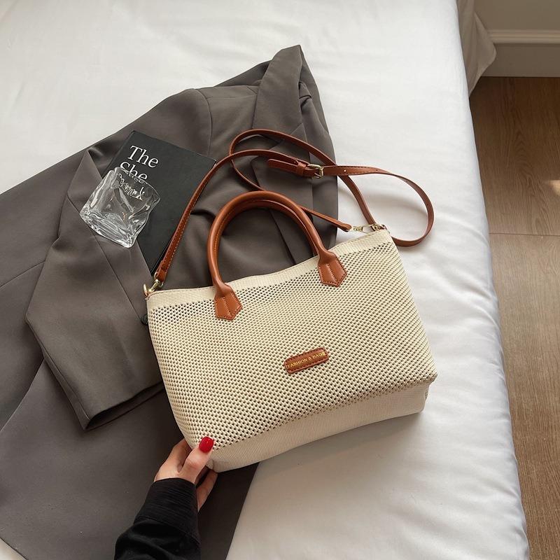 

Student large-capacity tote bag women s new simple and versatile shoulder bag fashionable commuter armpit bag