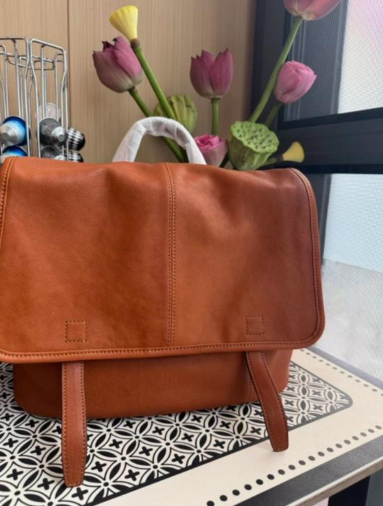 Versatile Large Capacity Vegetable-Tanned Leather Backpack for Work and Casual Use