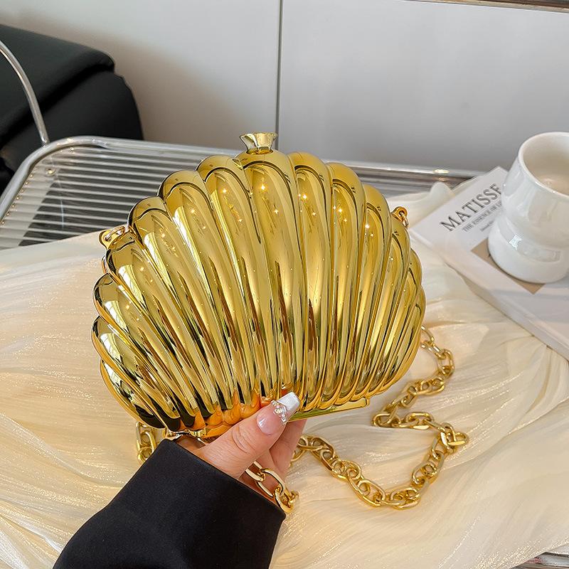 

Acrylic shell bag women s 2025 new European and American fashion glossy shoulder bag small fragrant wind beaded portable dinner bag