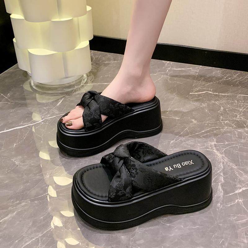 Мода 2024 года. Летние женские тапочки на высокой платформе. Холщовые туфли на танкетке — фото 4