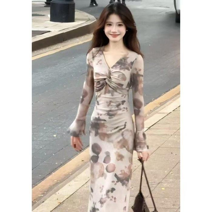 Generous and decent, beautiful skirt, vacation style, gentle temperament, advanced sense, thin, contrasting color printing, kinked dress for women