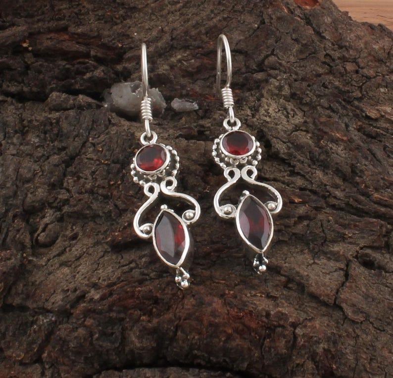 Solidne kolczyki wiszące ze srebra próby 925 z kamieniem granatu Ręcznie robiona biżuteria Prezent dla Panny Młodej