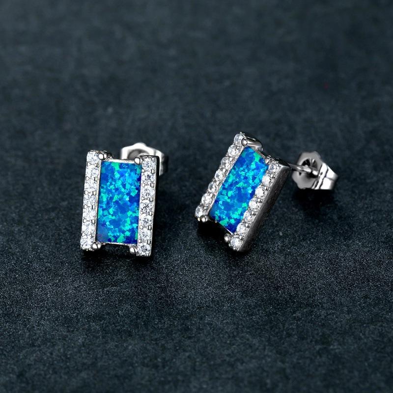 Diamond-encrusted rectangular stud earrings, simple niche stud earrings, a beautiful gift for your girlfriend