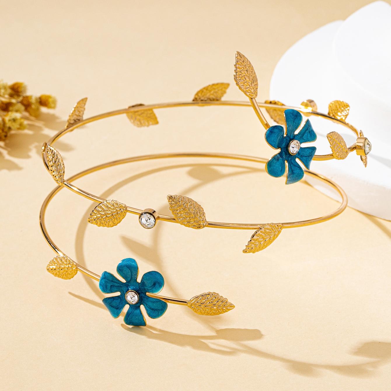 

A Women s Arm Bracelet with a Three-Dimensional Flower and Vine Design, Available in Multiple Colors, Suitable for Everyday Wear and Vacation Wear синий