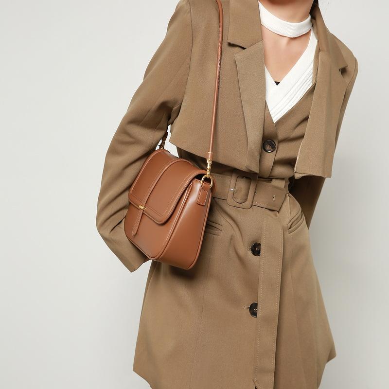 Niche design small square bag, 2024 summer new model, simple and versatile shoulder bag with flap, super popular small crossbody bag