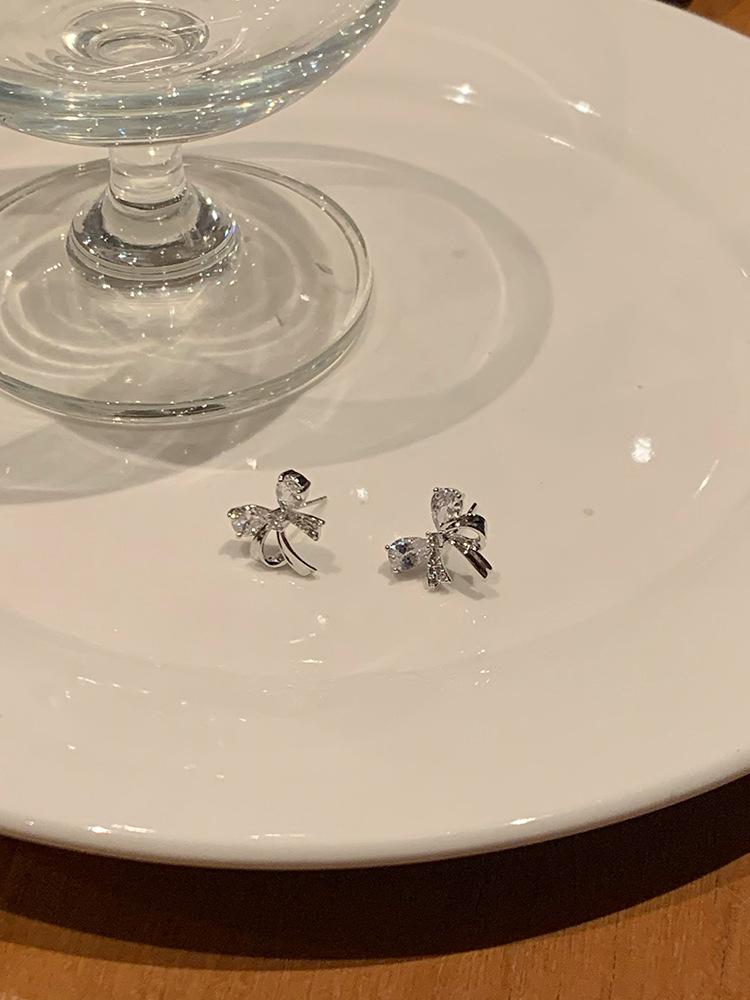 Zircon bow earrings, Korean simple and versatile stud earrings, fashionable, small and high-end temperament earrings.