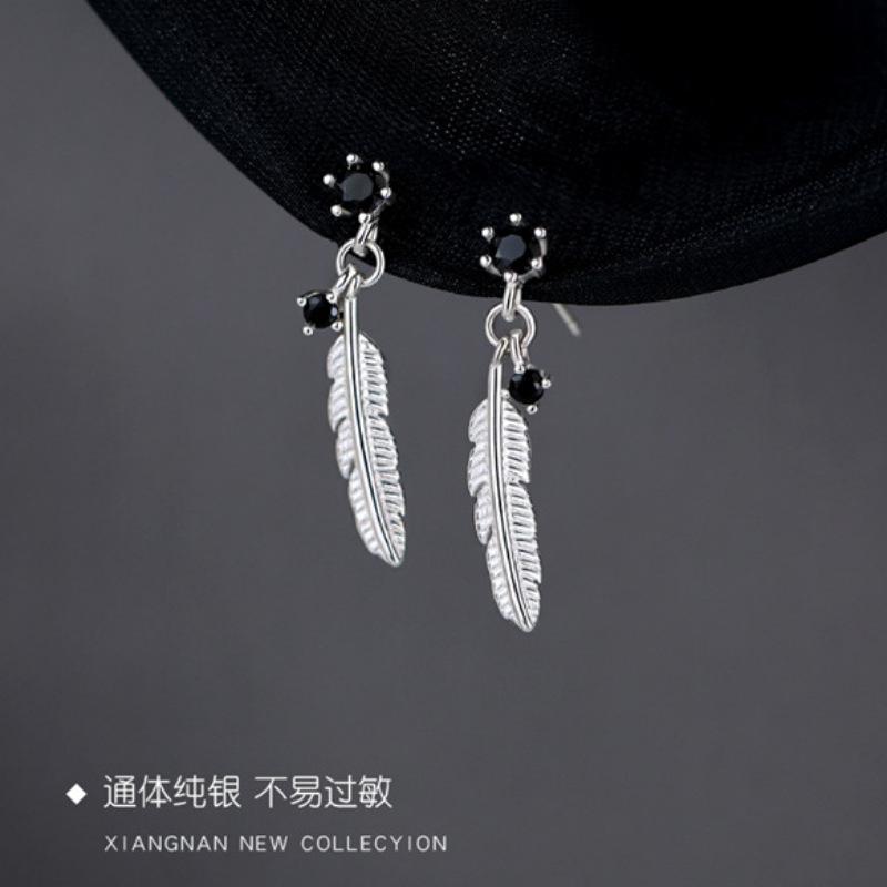 Feather stud earrings female niche design exquisite small personality unique fashion high sense light luxury temperament earrings