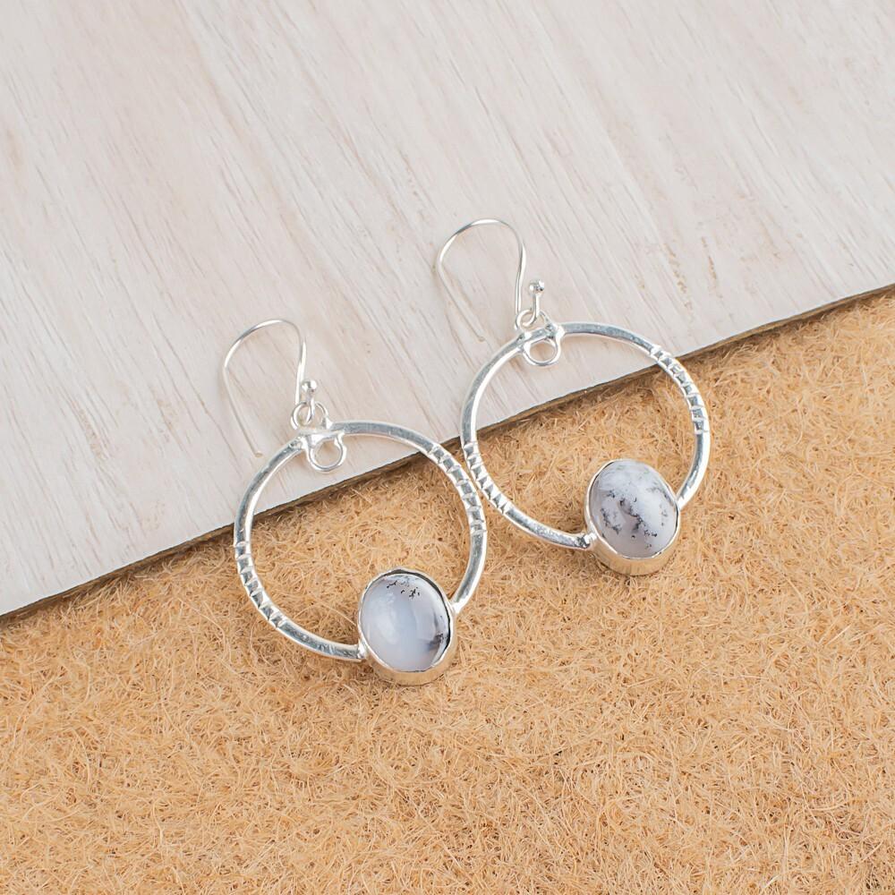 

Дендритовый Опал Драгоценный камень 925 Стерлинговое серебро Ювелирные изделия ручной работы Серьги 1.37 EE-67-37