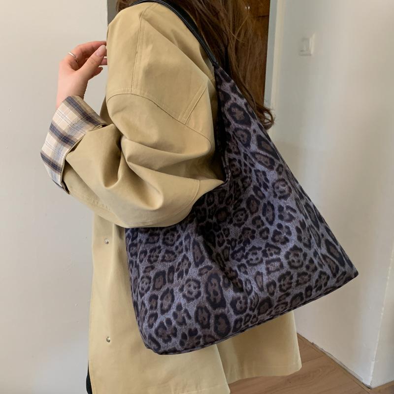 Leopard print bag women's large capacity 2025 new autumn and winter leisure shoulder mother and child bag versatile work commuter tote bag