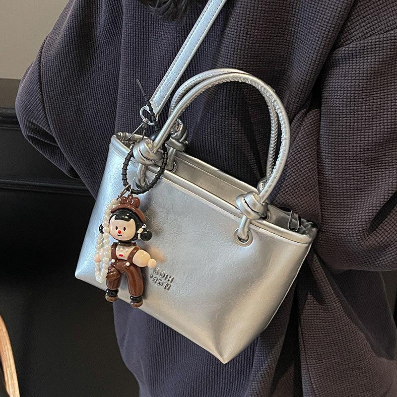 2025 new Korean simple oil wax leather portable bucket bag fashionable versatile solid color foreign style commuter messenger women's bag